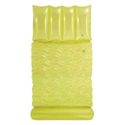 Colchón hinchable cómodo verde lima, perfecto para días de playa