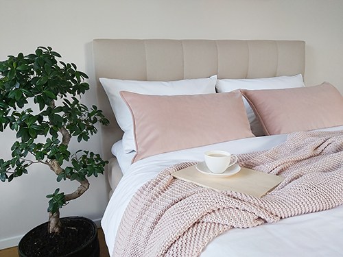 Ropa de cama natural de algodón en decoración biofílica